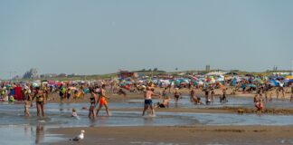 Katwijks zeewater na 14 jaar weer schoon genoeg om hele zomer in te zwemmen