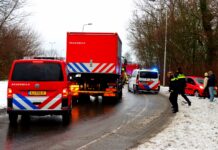 Auto van de weg in Katwijk, bussen rijden niet