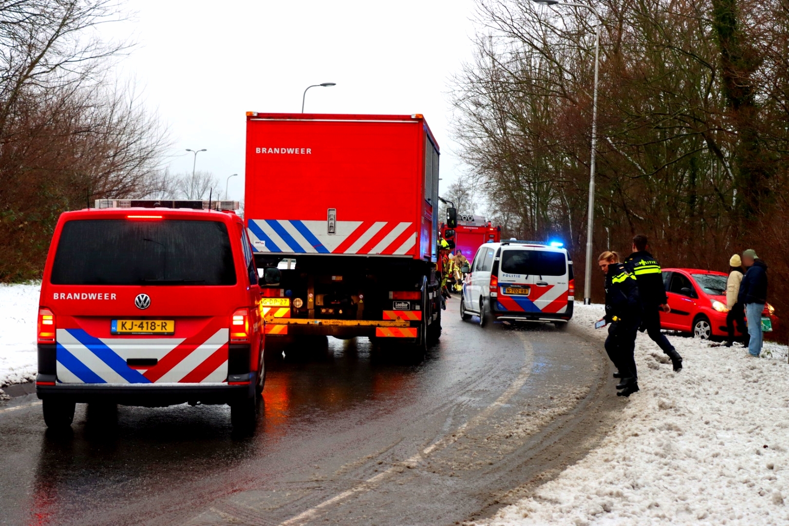 Auto van de weg in Katwijk, bussen rijden niet