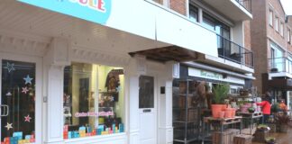 Vrachtwagen rijdt winkelluifel kapot