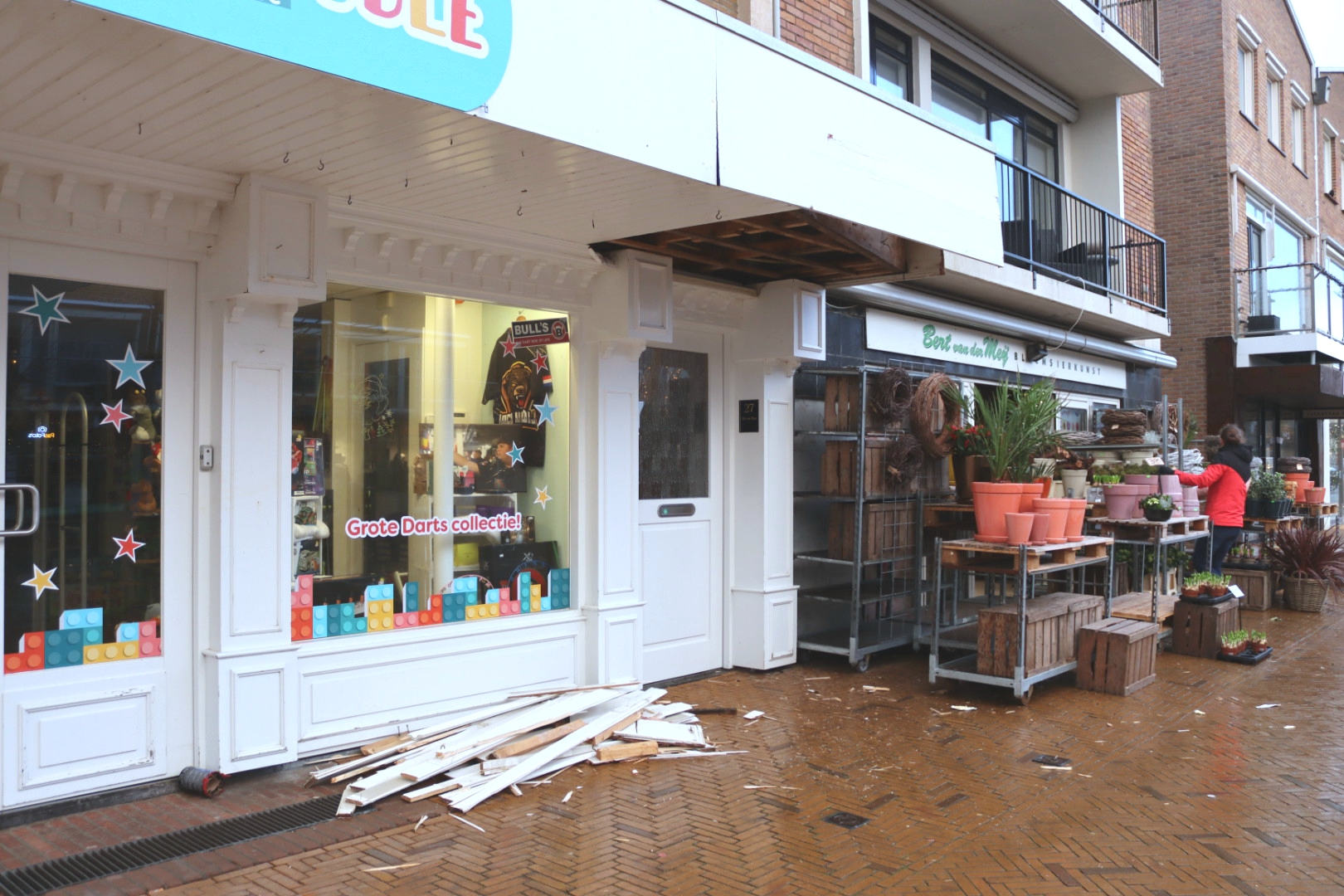 Vrachtwagen rijdt winkelluifel kapot