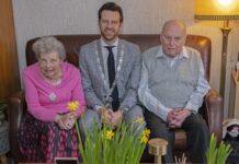 Burgemeester feliciteert echtpaar Zwanenburg–Wagter met 65 jaar huwelijk