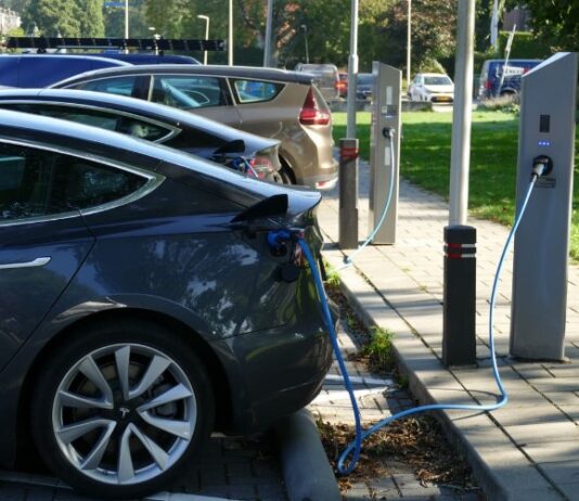 Pilot om auto’s slimmer op te laden bij openbare laadpalen