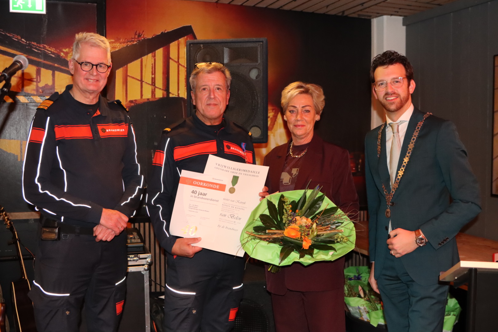 Jubilarissen en afzwaaiende brandweerlieden bij korpsavond Katwijk