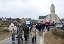 Katwijkse basisscholieren wandelen voor water