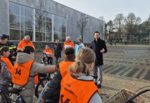 Basisscholieren doen fietsexamen: “Al drie keer met opa geoefend”