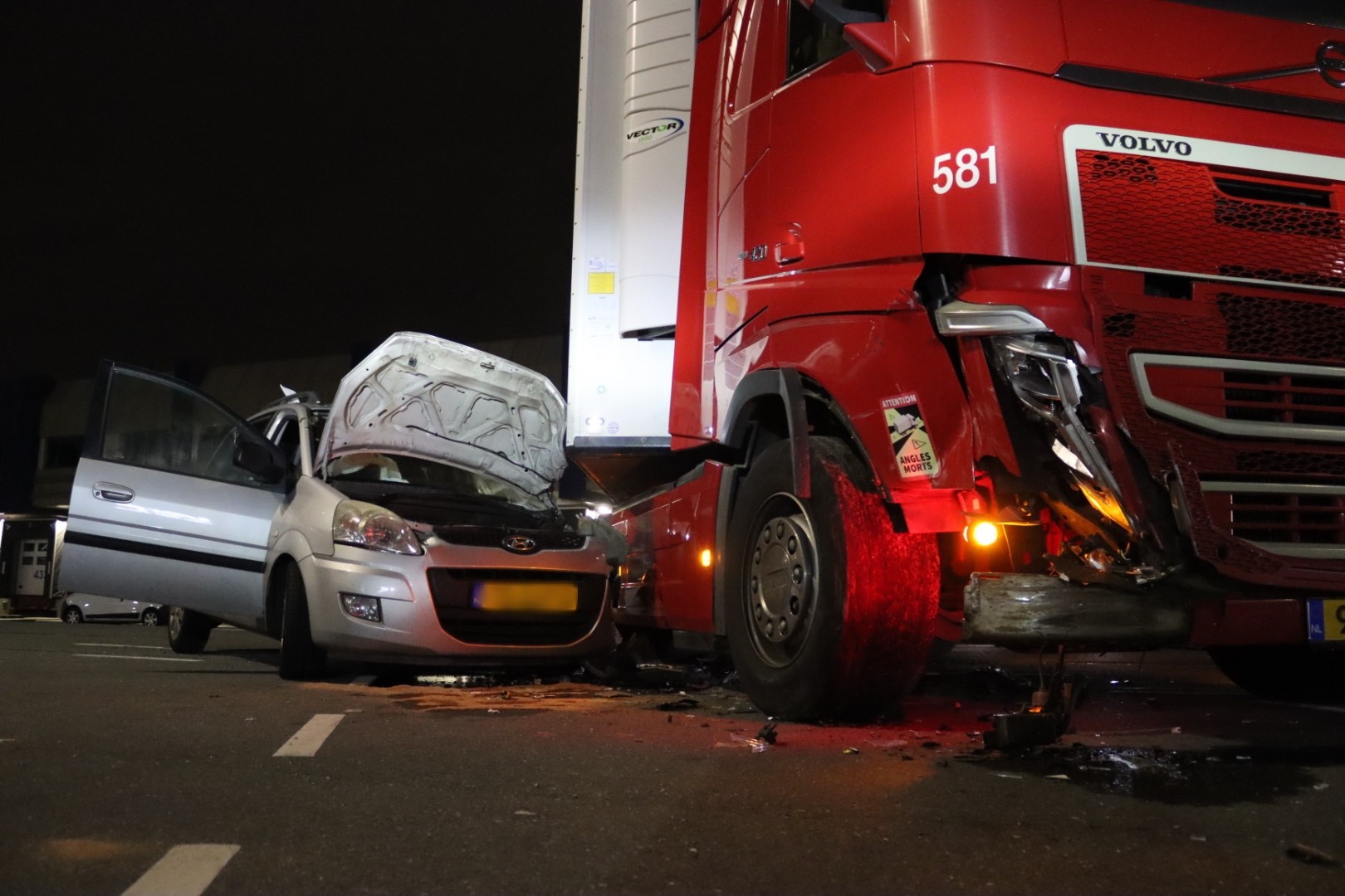 Automobilist gewond na botsing met vrachtwagen in Rijnsburg