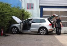 Autobrand bij bedrijf in Katwijk