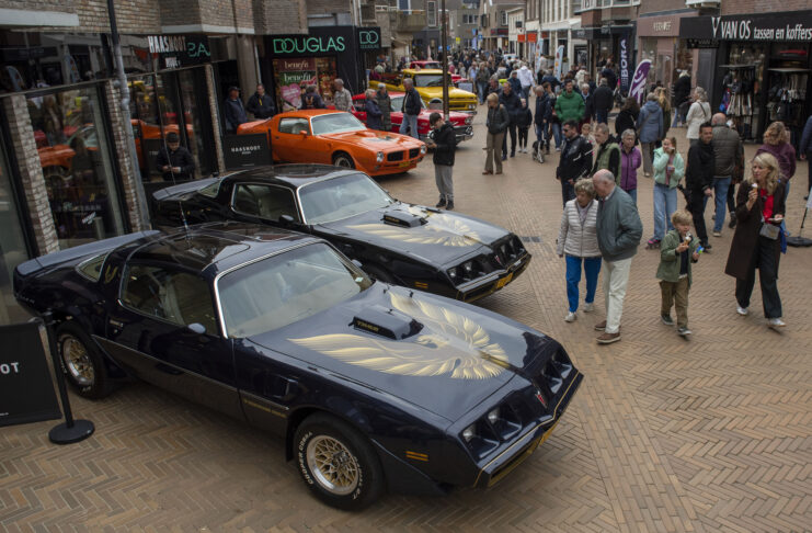 Oldtimers in Katwijks centrum trekken veel bekijks