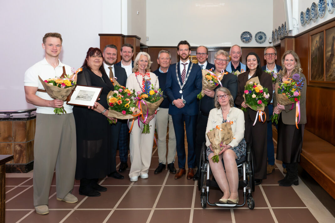 Veertien leden van de raad hebben op 31 maart afscheid genomen (de heer Kroon ontbreekt op de foto)
