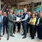 Wethouder Soetendal biedt petitie voor passend leerlingenvervoer aan bij Tweede Kamer