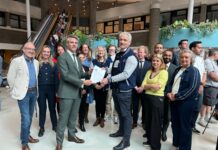 Wethouder Soetendal biedt petitie voor passend leerlingenvervoer aan bij Tweede Kamer