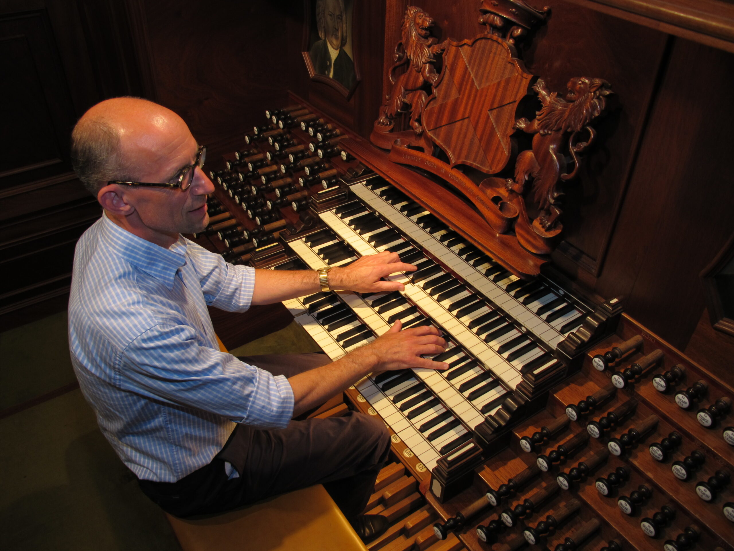 Peter Eilander met geliefde koraalbewerkingen in de Katwijkse Nieuwe Kerk