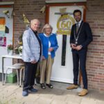 Burgemeester Middelkoop bezoekt twee diamanten echtparen