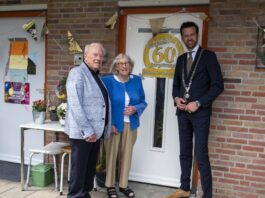 Burgemeester Middelkoop bezoekt twee diamanten echtparen
