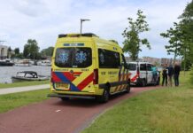 Vrouw valt uit boot