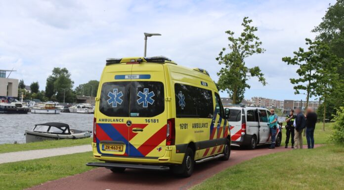 Vrouw valt uit boot