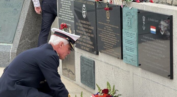 D-Day herdenkingsplaquette in Normandië dankzij Katwijkse stichting