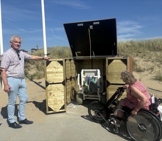 Gemeente Katwijk start pilot met beveiligde rolstoelstalling op het strand