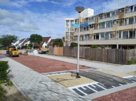 Lantaarnpaal midden op de weg