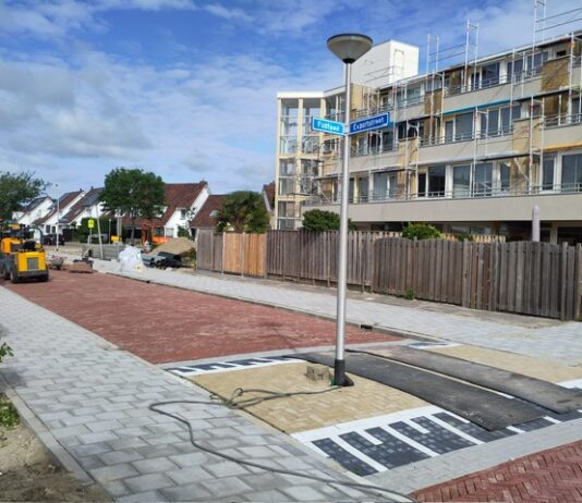 Lantaarnpaal midden op de weg