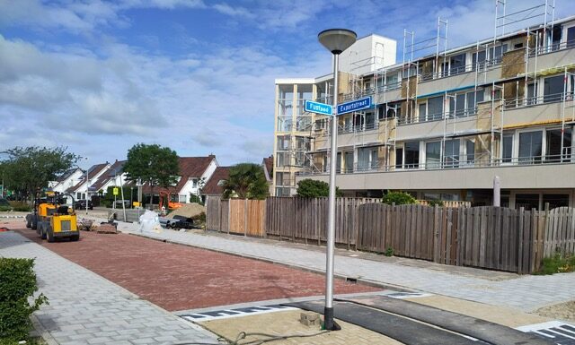 Lantaarnpaal midden op de weg