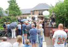 100 miljoen euro subsidie voor bereikbaarheid vanwege komst Eli Lilly, bekend gemaakt vlak voor beslissing gemeenteraad. Protest voor gemeentehuis