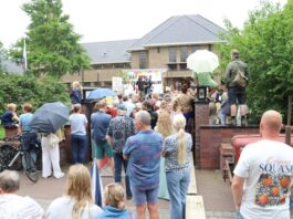 100 miljoen euro subsidie voor bereikbaarheid vanwege komst Eli Lilly, bekend gemaakt vlak voor beslissing gemeenteraad. Protest voor gemeentehuis