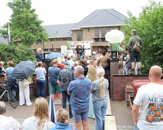 100 miljoen euro subsidie voor bereikbaarheid vanwege komst Eli Lilly, bekend gemaakt vlak voor beslissing gemeenteraad. Protest voor gemeentehuis
