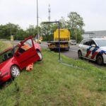 Auto botst tegen bord en belandt in greppel: afrit N206 Katwijk dicht