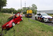 Auto botst tegen bord en belandt in greppel: afrit N206 Katwijk dicht