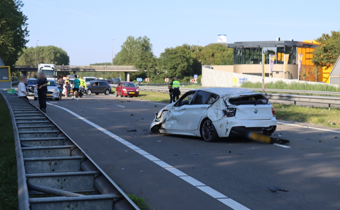 Auto slaat over de kop op Provincialeweg N206 tussen Katwijk en Noordwijk: een gewonde