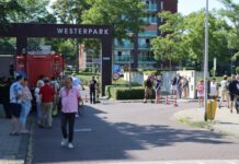 Brandweer onderzoekt brandlucht aan Westerpark in Rijnsburg, wijk afgesloten