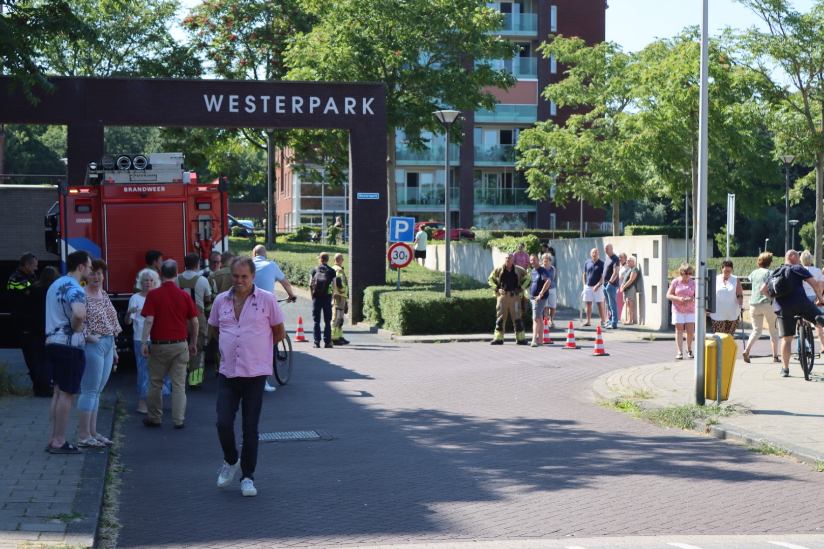 Brandweer onderzoekt brandlucht aan Westerpark in Rijnsburg, wijk afgesloten