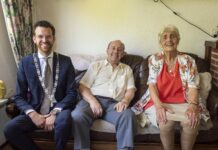Burgemeester bezoekt platina bruidspaar