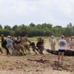 Te water geraakt paard na 1,5 uur gered bij grote reddingsactie in Rijnsburg