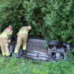 Auto met moeder en kind belandt in water langs Westerbaan Katwijk