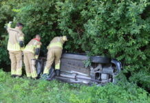 Auto met moeder en kind belandt in water langs Westerbaan Katwijk
