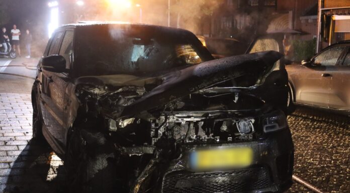 Auto in brand gestoken, politie doet onderzoek
