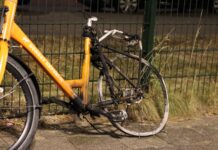 Brandweer blust brandende fiets in Rijnsburg