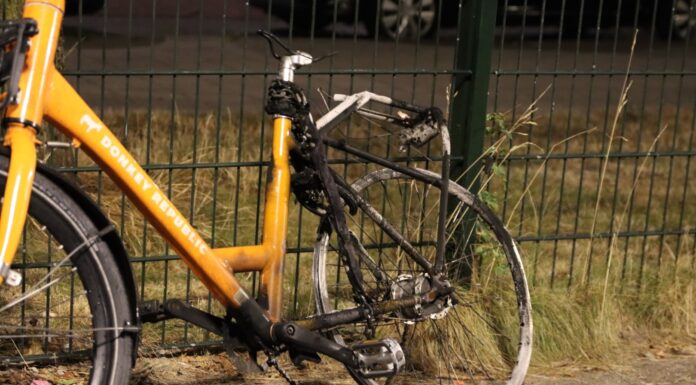 Brandweer blust brandende fiets in Rijnsburg