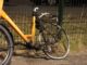 Brandweer blust brandende fiets in Rijnsburg