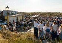 Vals vrouwenkoor zingt op Duinplein