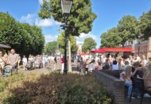 Drukke braderie tijdens Feestweek Rijnsburg