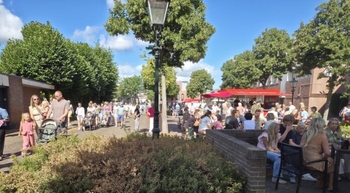 Drukke braderie tijdens Feestweek Rijnsburg