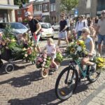 Bloemen en versierde fietsen bij Rijnsburgs Kindercorso