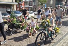 Bloemen en versierde fietsen bij Rijnsburgs Kindercorso