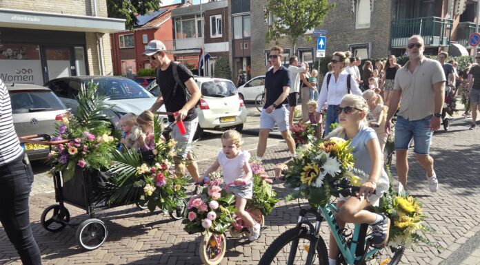 Bloemen en versierde fietsen bij Rijnsburgs Kindercorso