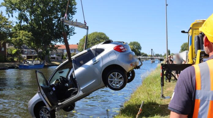 Geparkeerde auto rolt water in