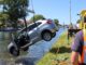 Geparkeerde auto rolt water in